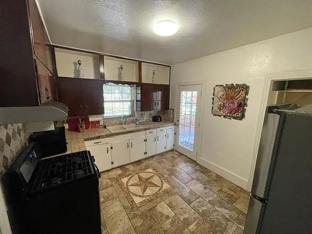 1506 E 2nd St — Photo 8