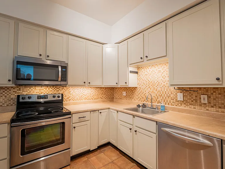 3972 Russell Blvd — Photo 23