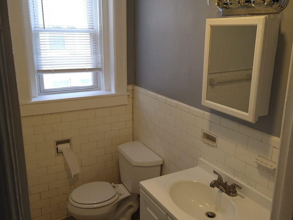 2nd image of 2-1008 Main St #2