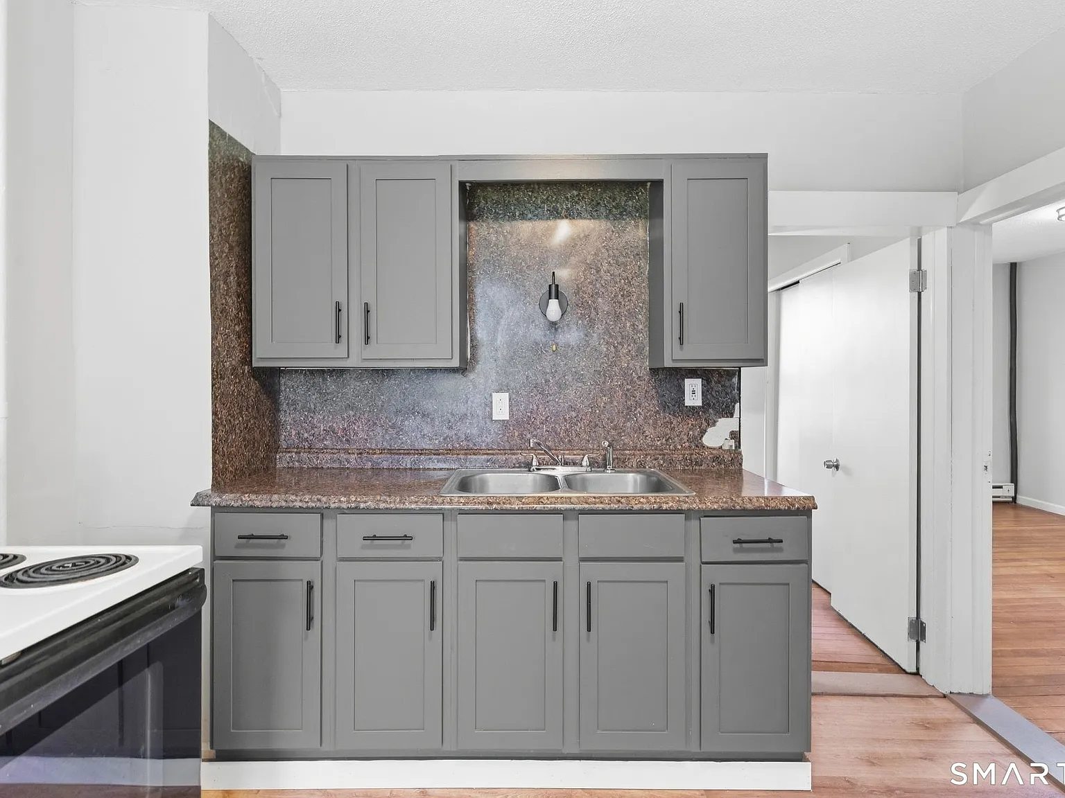 3 bed, 1.0 bath, 2299 sqft, $1,600 — Photo 2