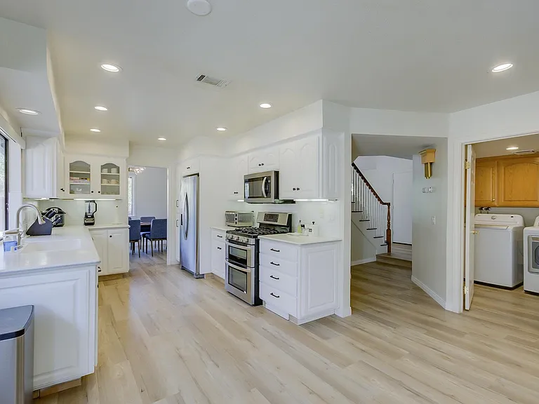 25425 Mandarin Ct — Photo 3