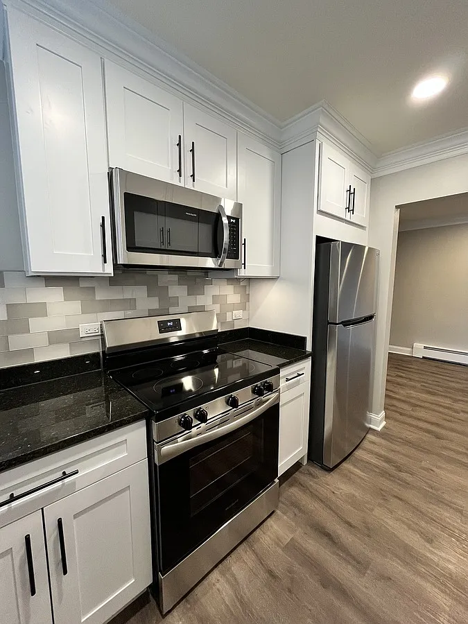 Charming Two Bedroom One Bathroom in Downers Grove — Photo 2