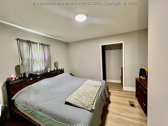 3rd image of 1052 Montrose Dr