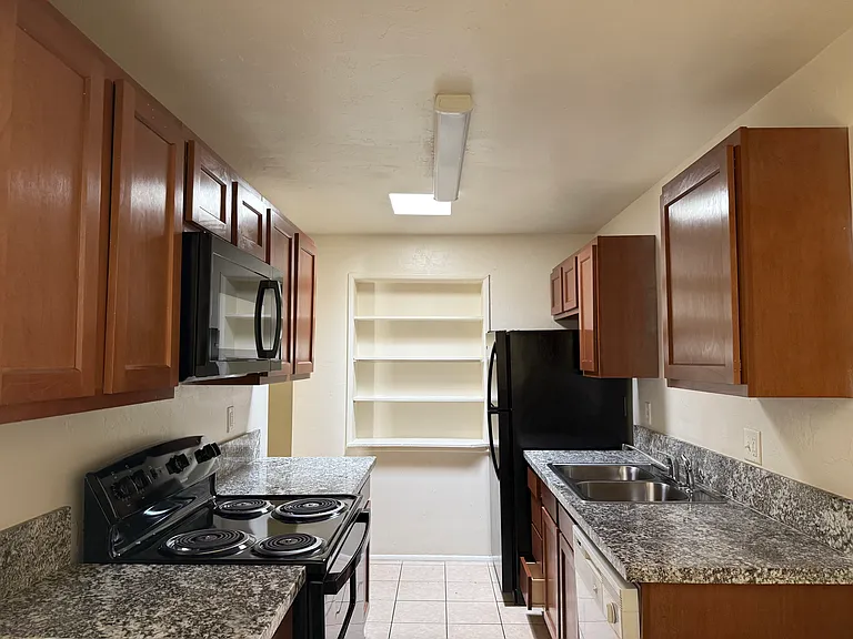 1416 E Elm St — Photo 4