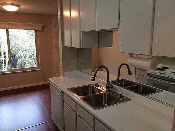 kitchen sink/cabinets