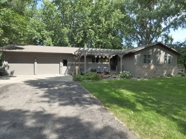 2690 River Rd, Windom, MN 56101