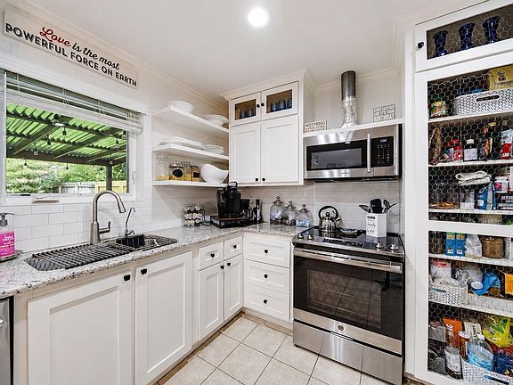 4th image of 22518 Elsinore Dr