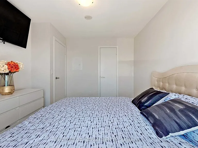 135 Village Green Sq #1621 — Photo 13
