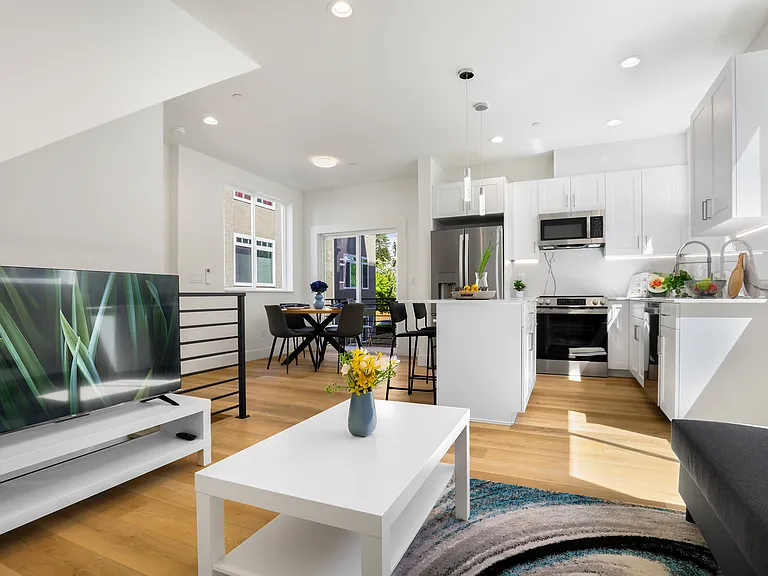 10533 Stone Ave N #C — Photo 8