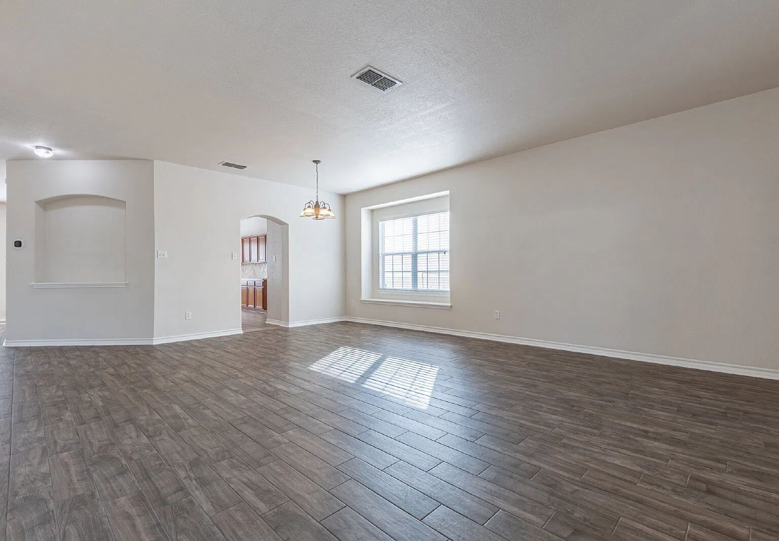 4 bed, 2.5 bath, 3459 sqft, $2,500 — Photo 4