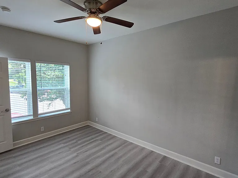 503 W Kings Hwy — Photo 17