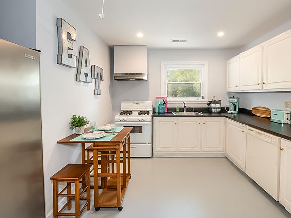 Fully stocked kitchen with all appliances