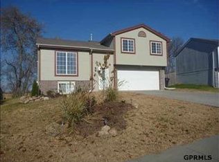 1306 Santa Fe Cir, Papillion, NE 68046