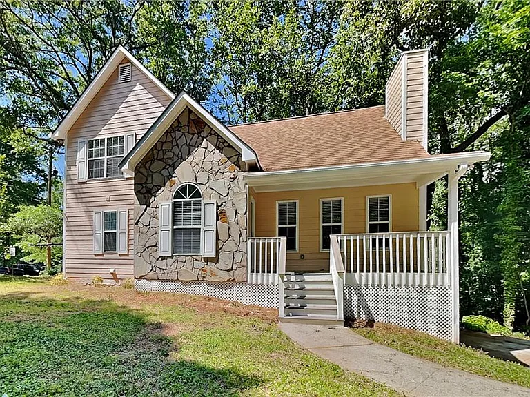 620 Gregory Manor Dr SW — Photo 1