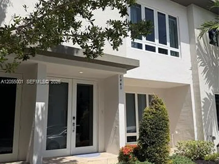 6440 NW 103rd Psge #Townhouse 6440 — Photo 1