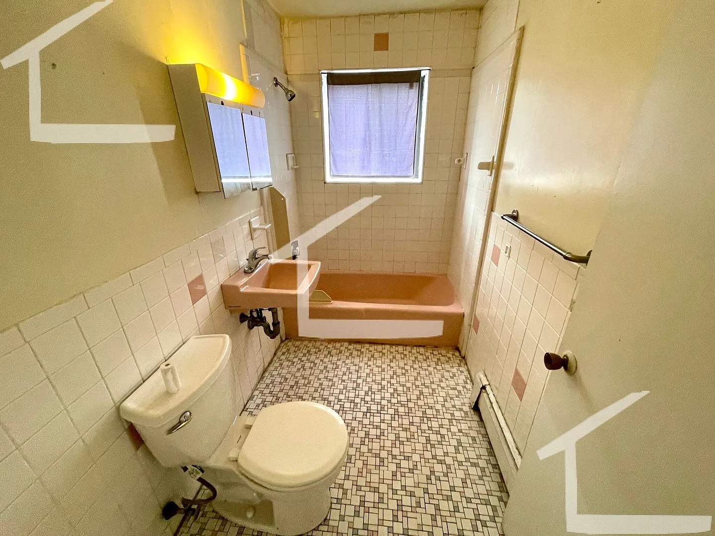 Charming 2 Bedroom-No Broker Fee — Photo 2