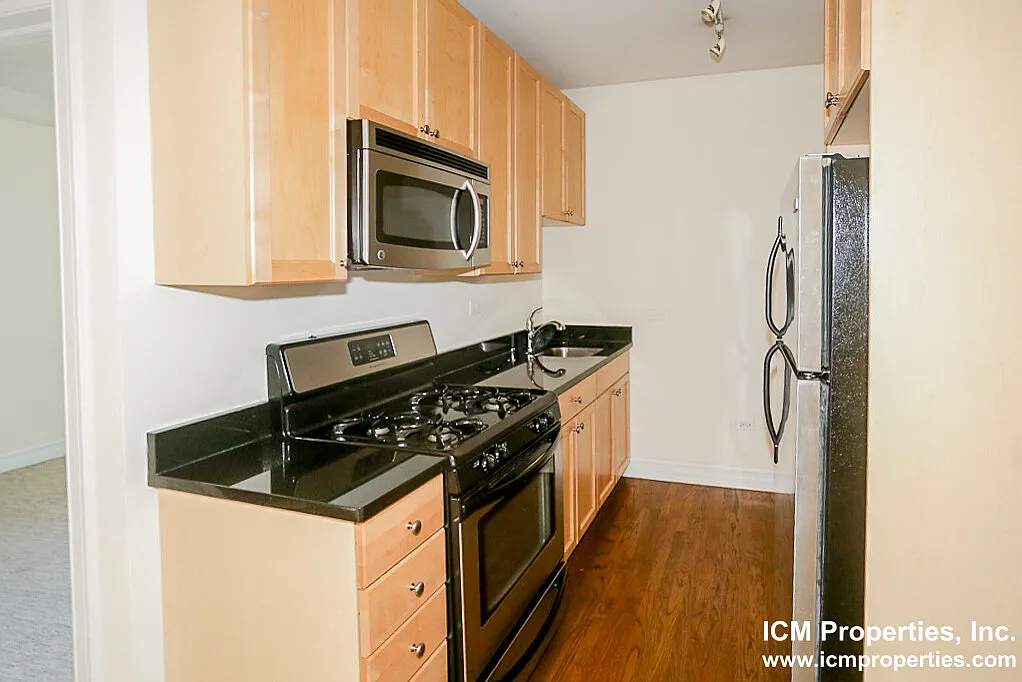 Building Photo - 38082 N Sheffield Ave #2W