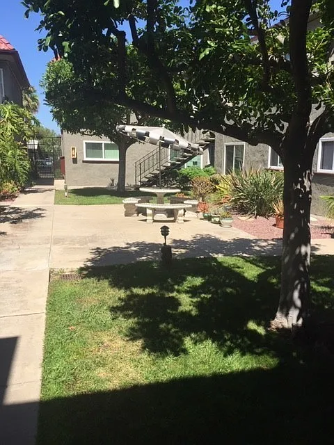 University Heights - Large upper 1BR/1BA unit w/assigned parking & coin laundry — Photo 2
