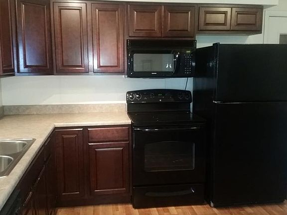 3rd image of 875 Roberts St