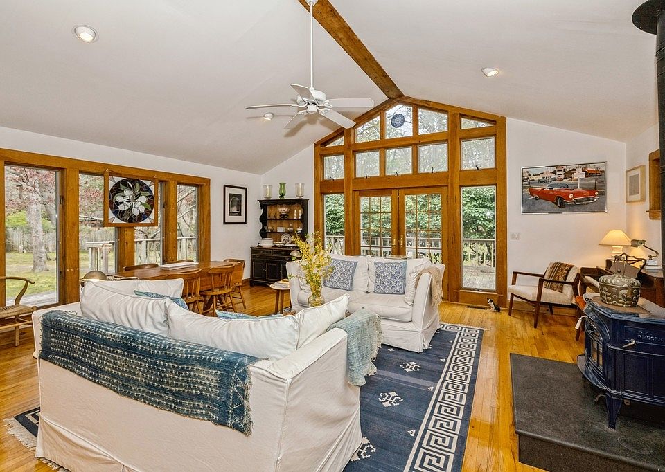 1st image of 6 Spring Close Ln