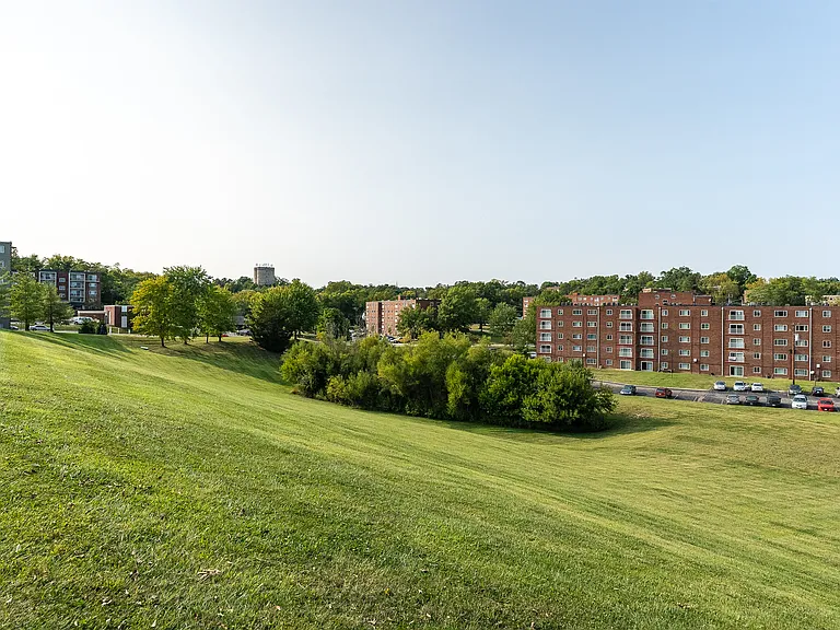 Vantage Pointe West Apartment Homes — Photo 23
