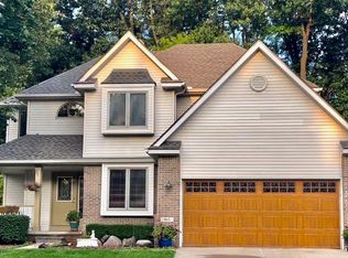 963 Lincoln Dr, Brighton, MI