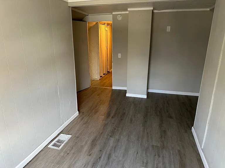 2210 Lee Ave — Photo 9