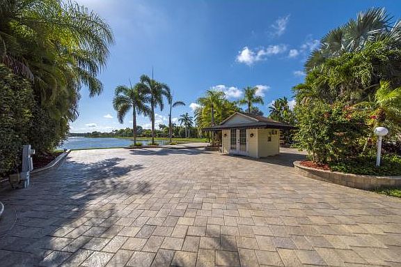 3rd image of 4633 Southern Breeze Dr