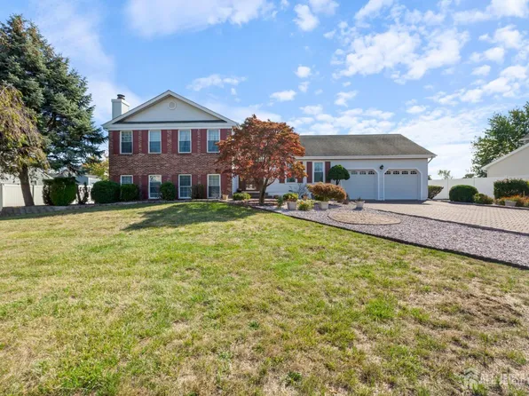 2 Sturbridge Dr, Piscataway, NJ 08854