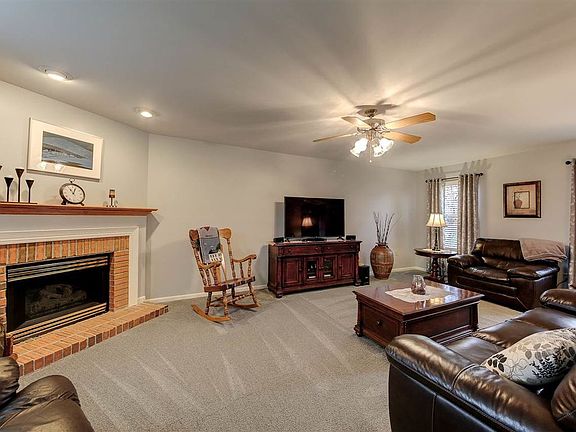 3rd image of 7568 Bayport Ct
