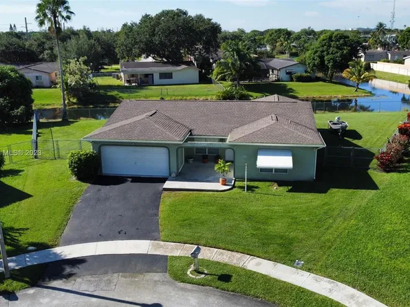530 NW 92nd Ave, Pembroke Pines, FL 33024