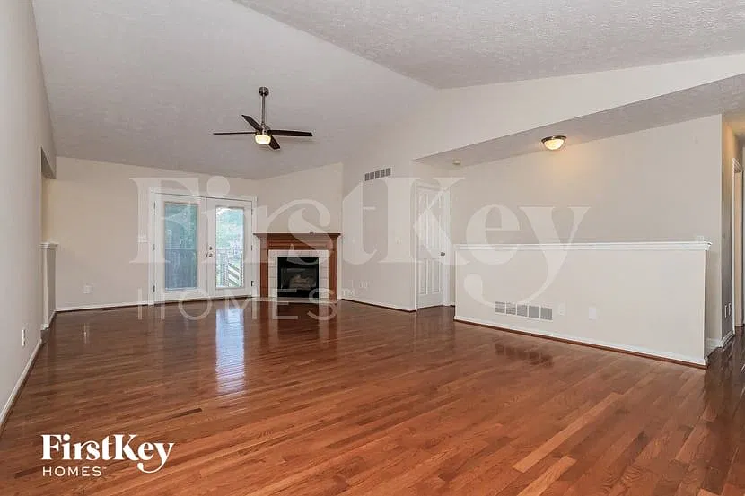 3 bed, 3.0 bath, 1392 sqft, $2,760 — Photo 4