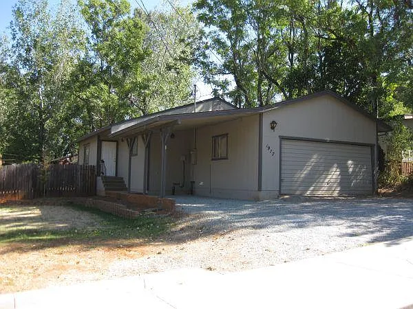 1977 Montana Ave — Photo 2