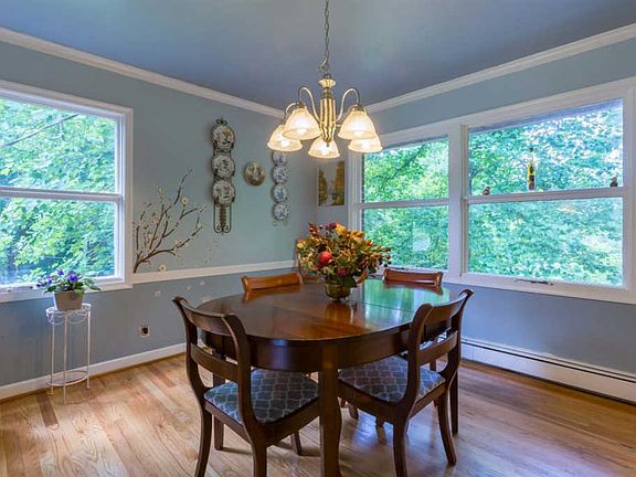 3rd image of 105 Yorkshire Cir