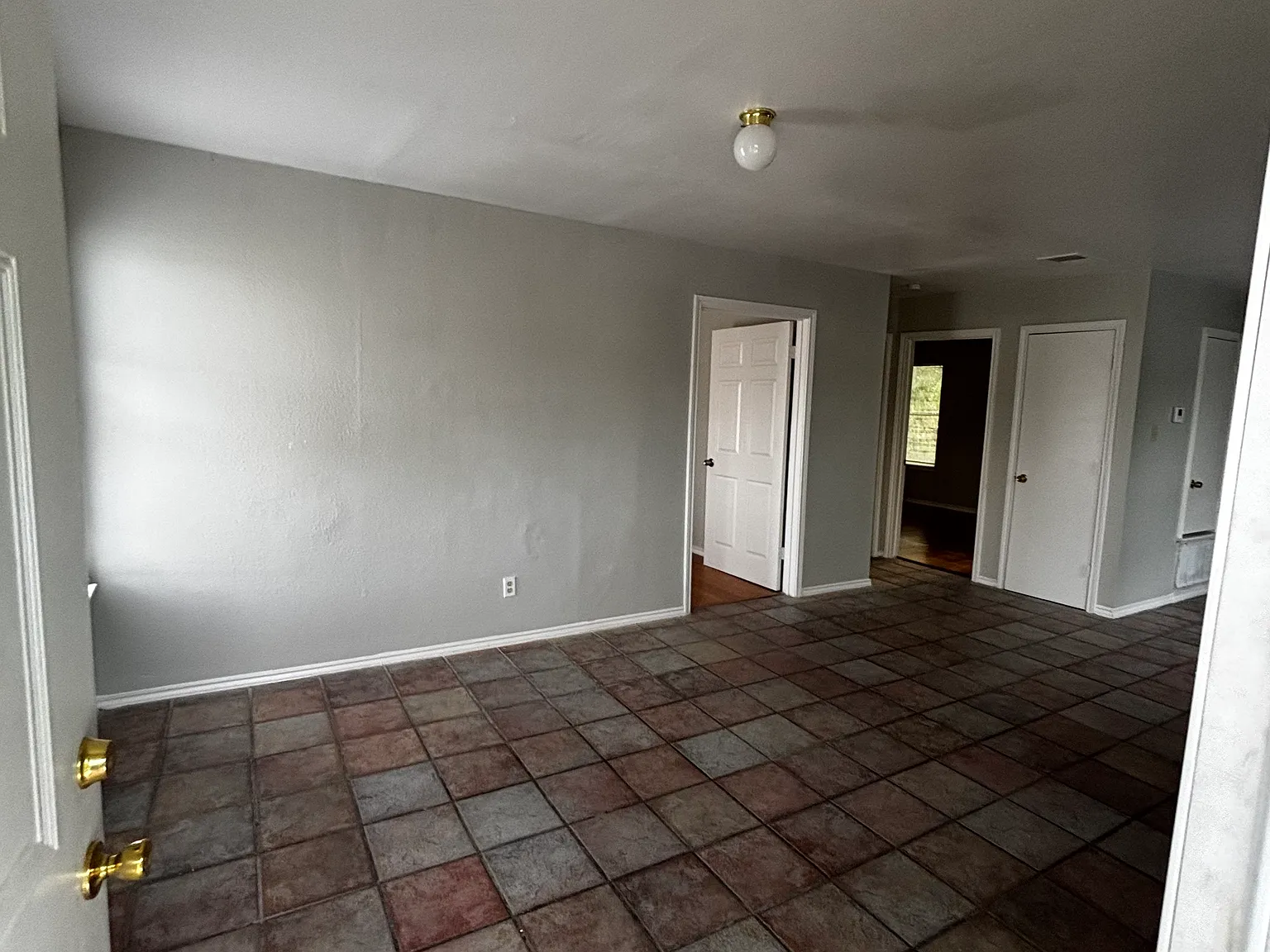 2 bed, 700 sqft, $1,300 — Photo 3