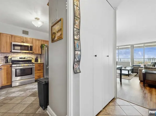 6 Horizon Rd APT 1904, Fort Lee, NJ 07024