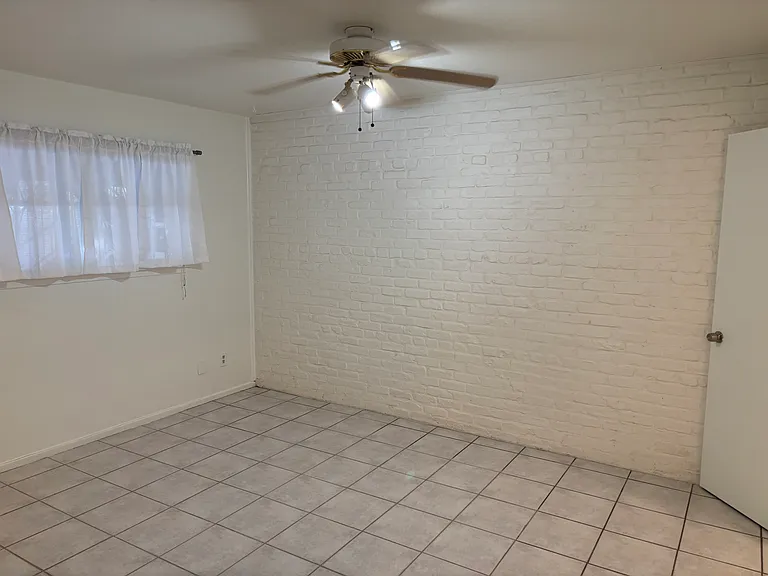 215 W Mistletoe Ave #A — Photo 9