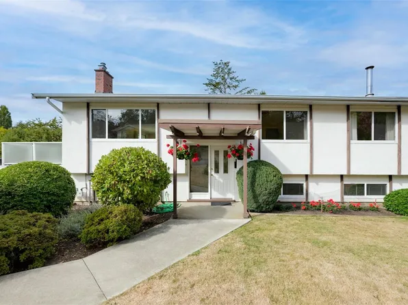 4218 Thornhill Cres, Saanich, BC V8N 3G5