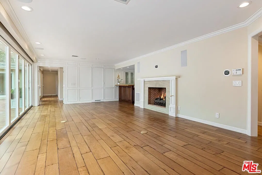 3 bed, 3.5 bath, 2400 sqft, $9,300 — Photo 4