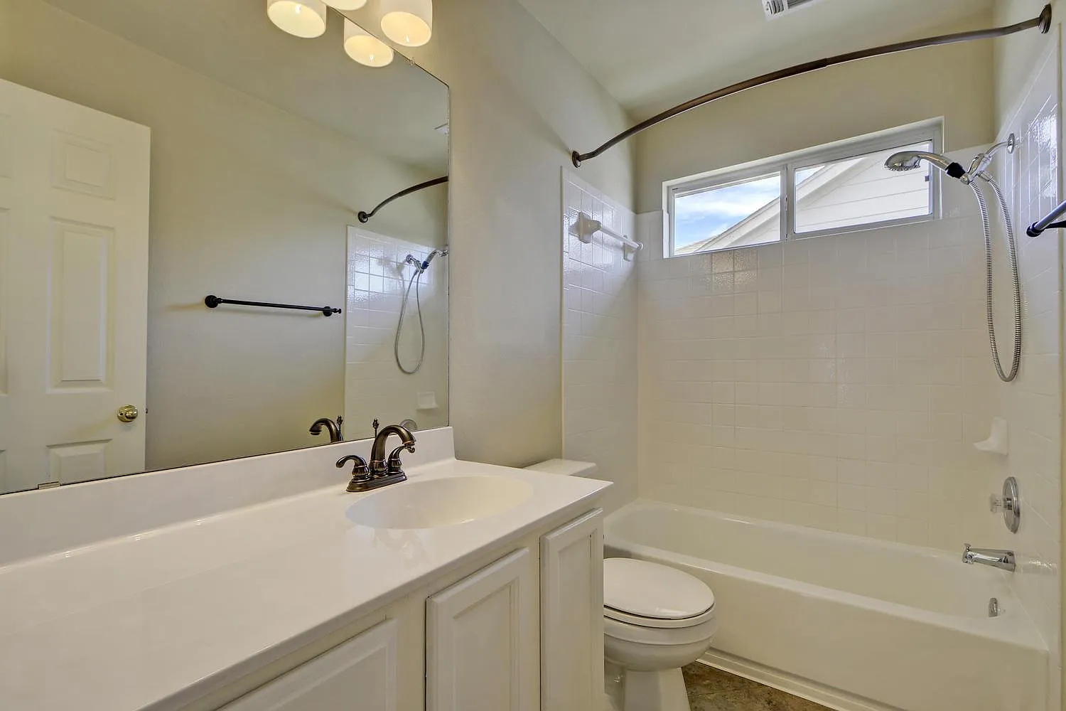 3 bed, 2.5 bath, 1970 sqft, $2,100 — Photo 3