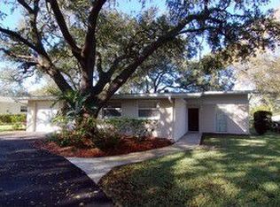 492 Lakeside Pl, Largo, FL 33771