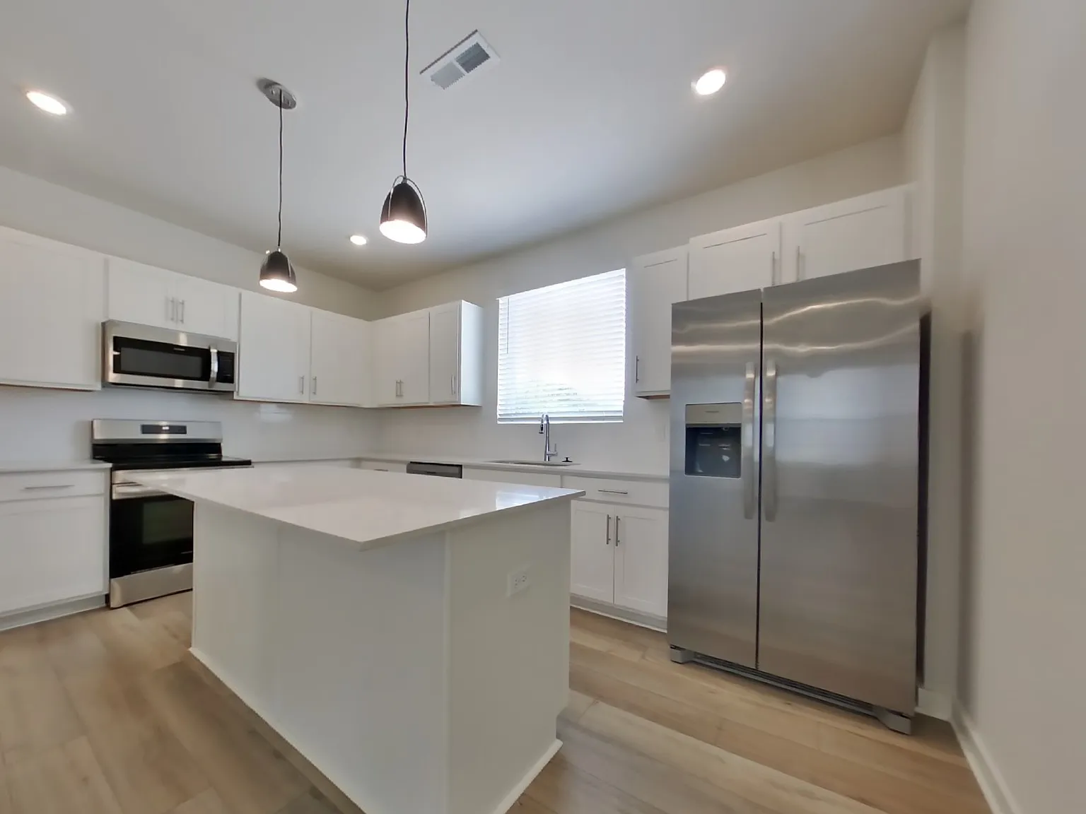 3 bed, 2.5 bath, 1704 sqft, $2,399 — Photo 3
