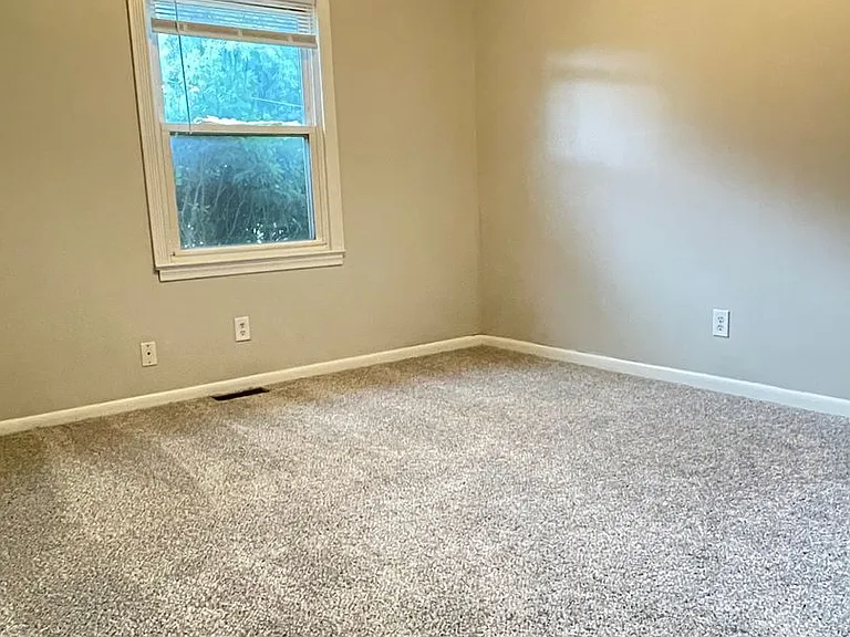 10909 Leavenworth St — Photo 23