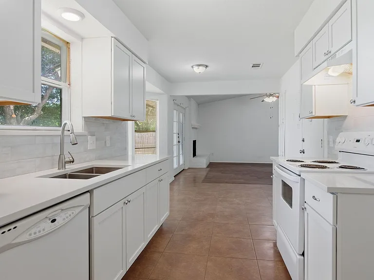 6413 Melinda Ct — Photo 11