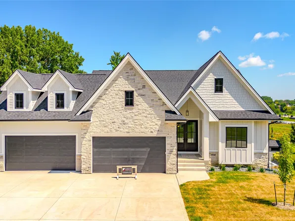 15801 Hickory Dr, Urbandale, IA 50323