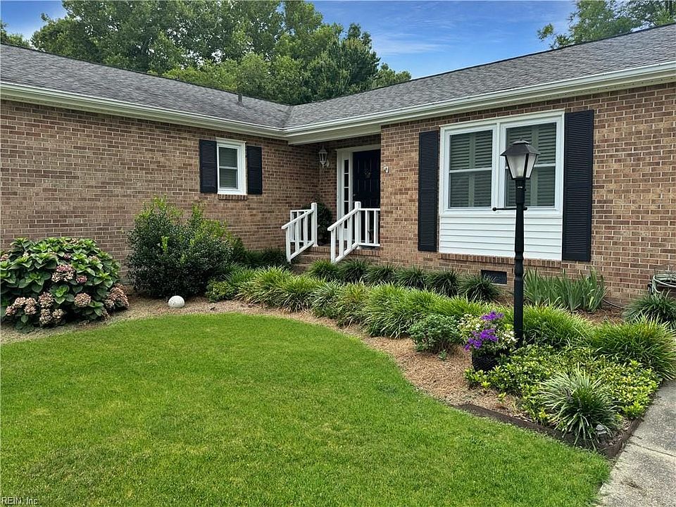 1st image of 8 Oakmoore Dr