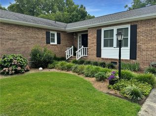 8 Oakmoore Dr, Poquoson, VA 23662