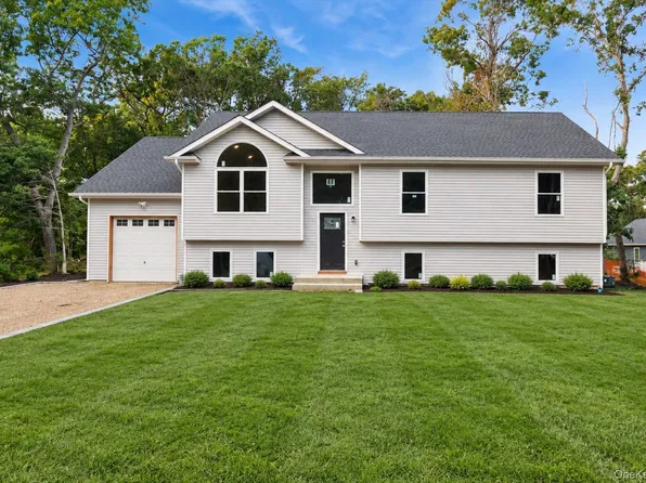 129 Cedar Lane, Medford, NY 11763