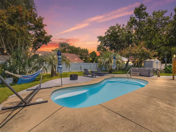 6890 Gaspar Ct, Navarre, FL 32566