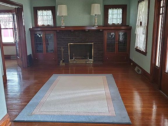 Living room/fireplace 